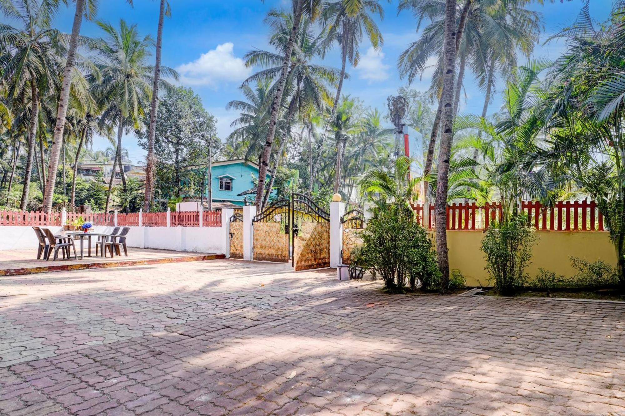 Oyo Flagship Triple Beach Guest House Benaulim Esterno foto