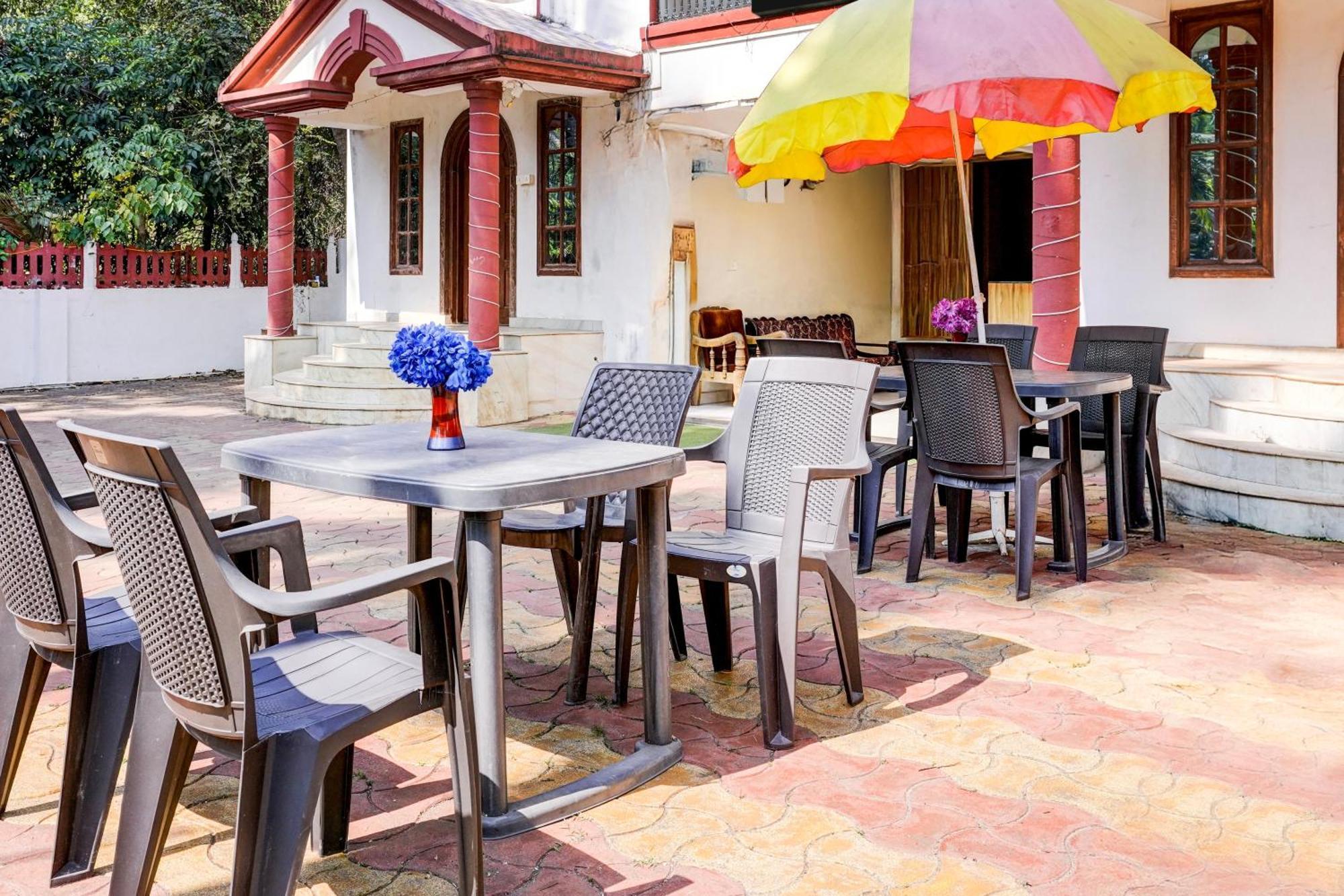 Oyo Flagship Triple Beach Guest House Benaulim Esterno foto