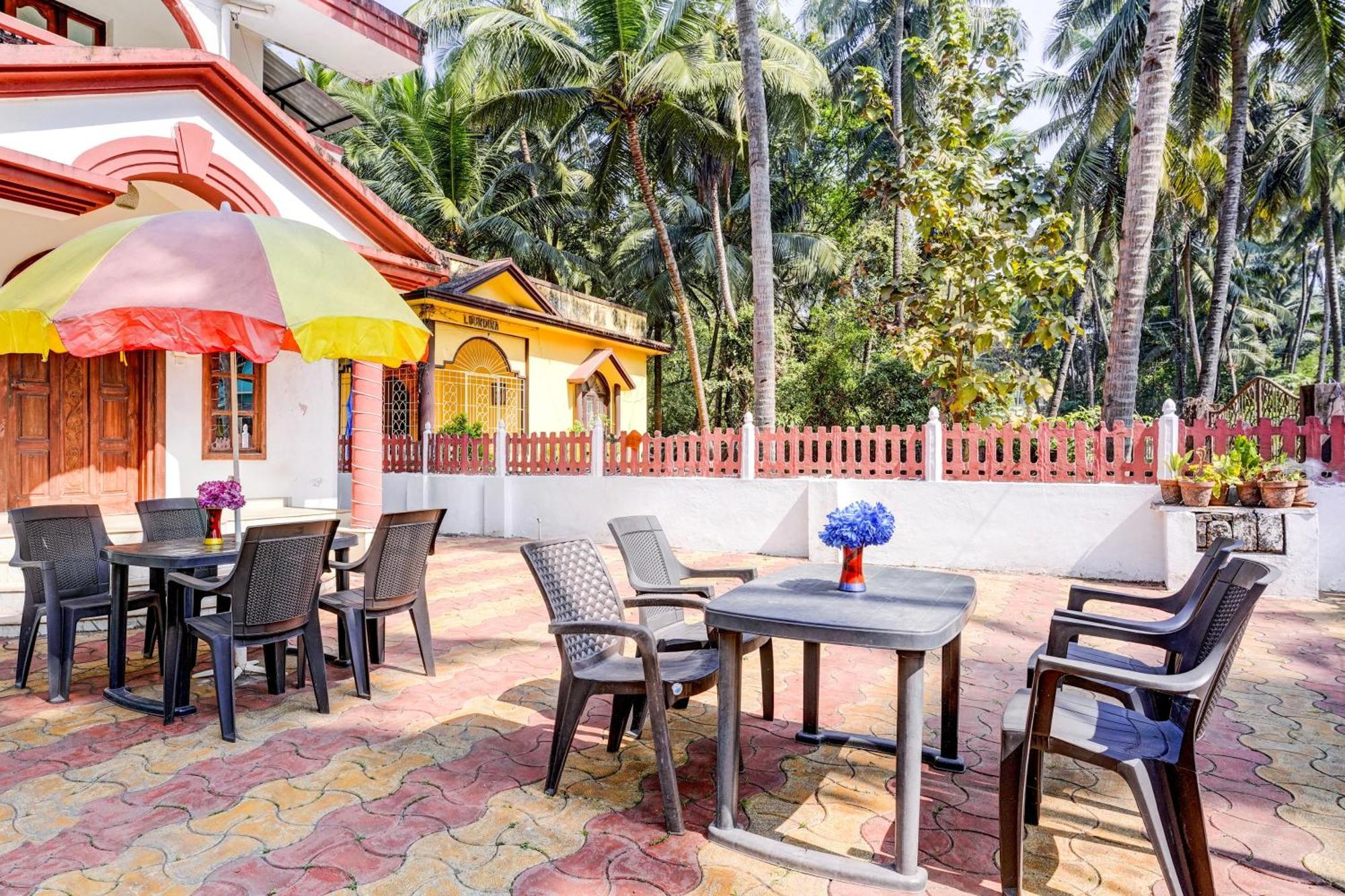 Oyo Flagship Triple Beach Guest House Benaulim Esterno foto